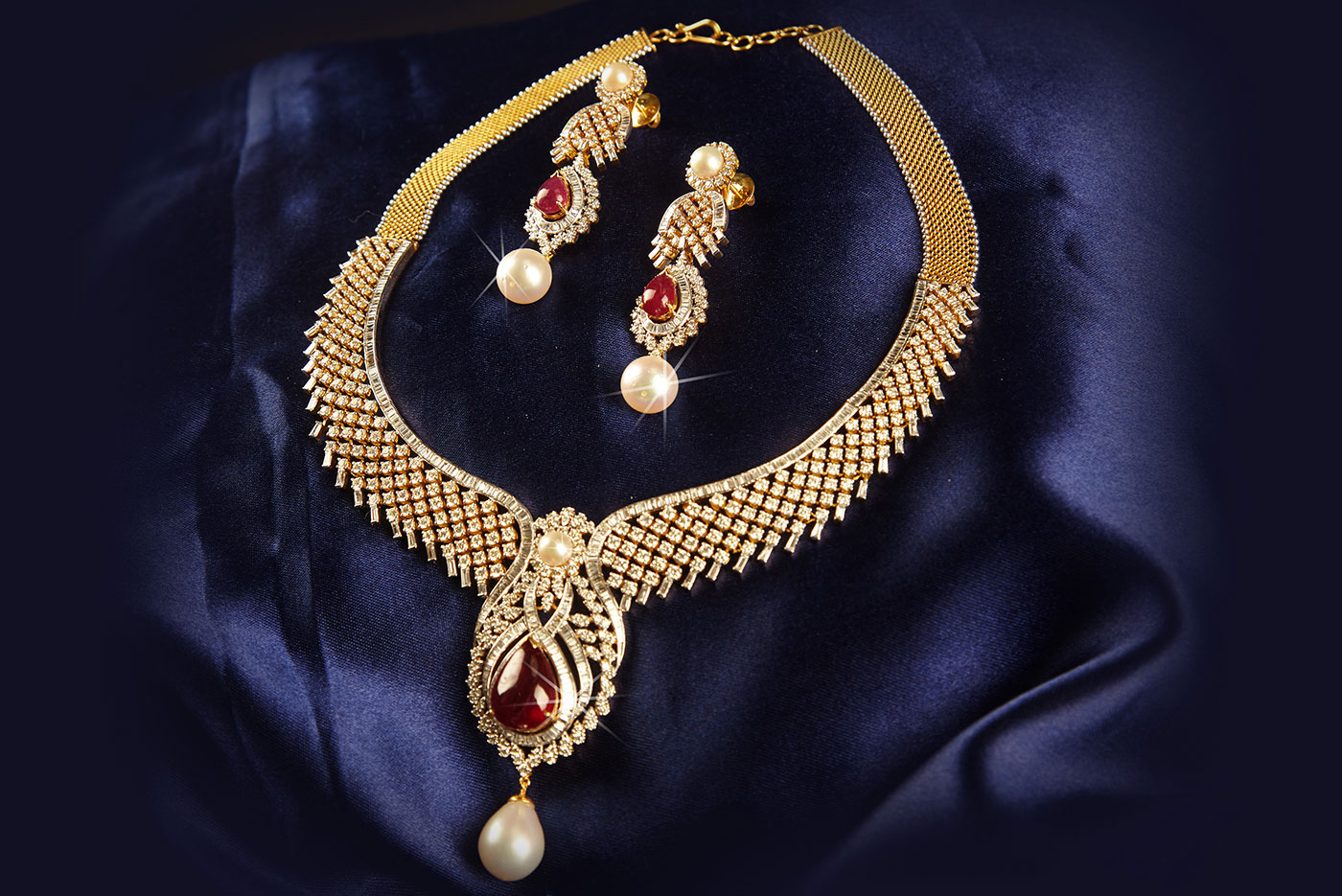 Royal look is always gorgeous and so is this diamond necklace studded with ruby and striking pearls.