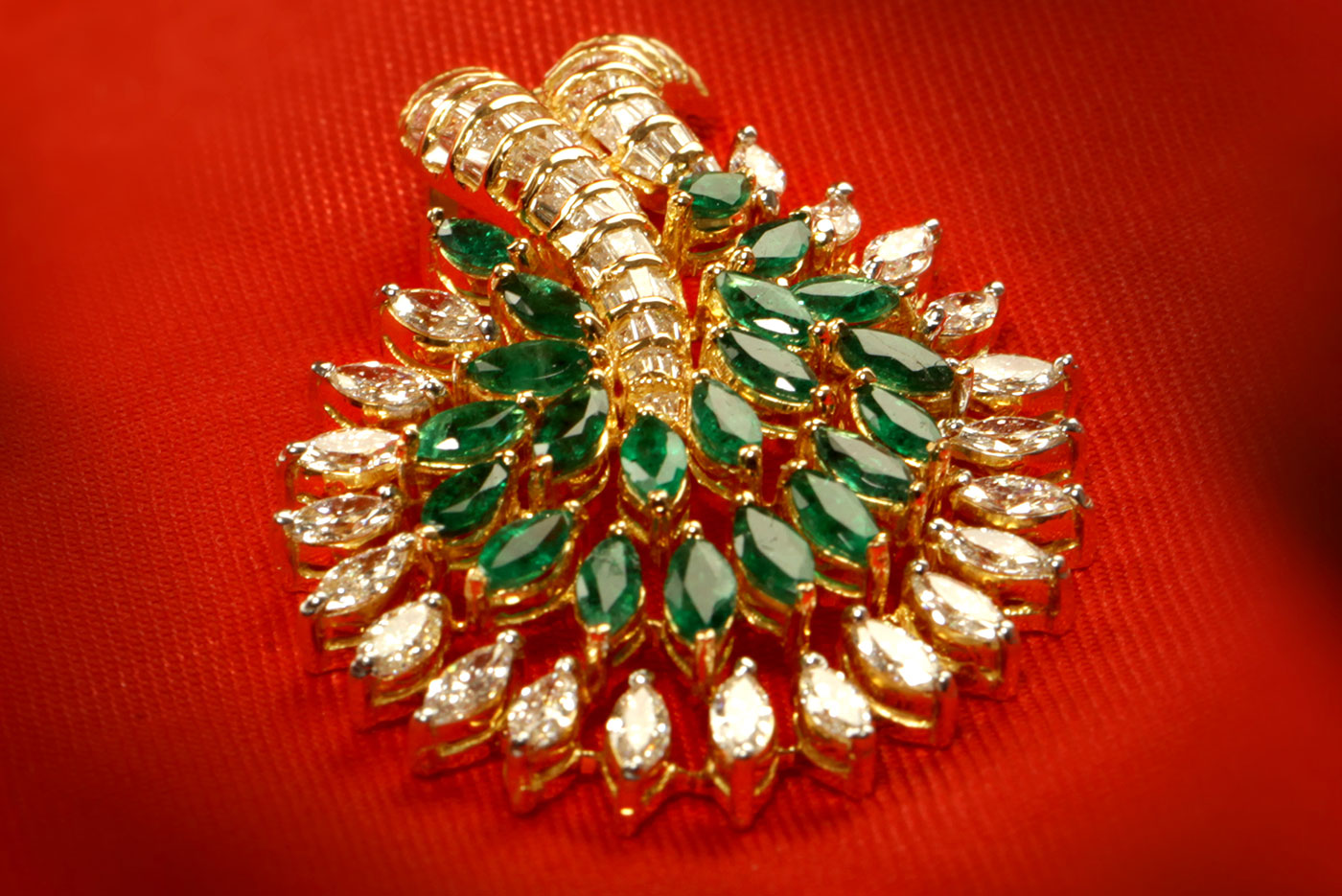 Look trendy with this marquise shaped emerald and diamond studded single pendant.