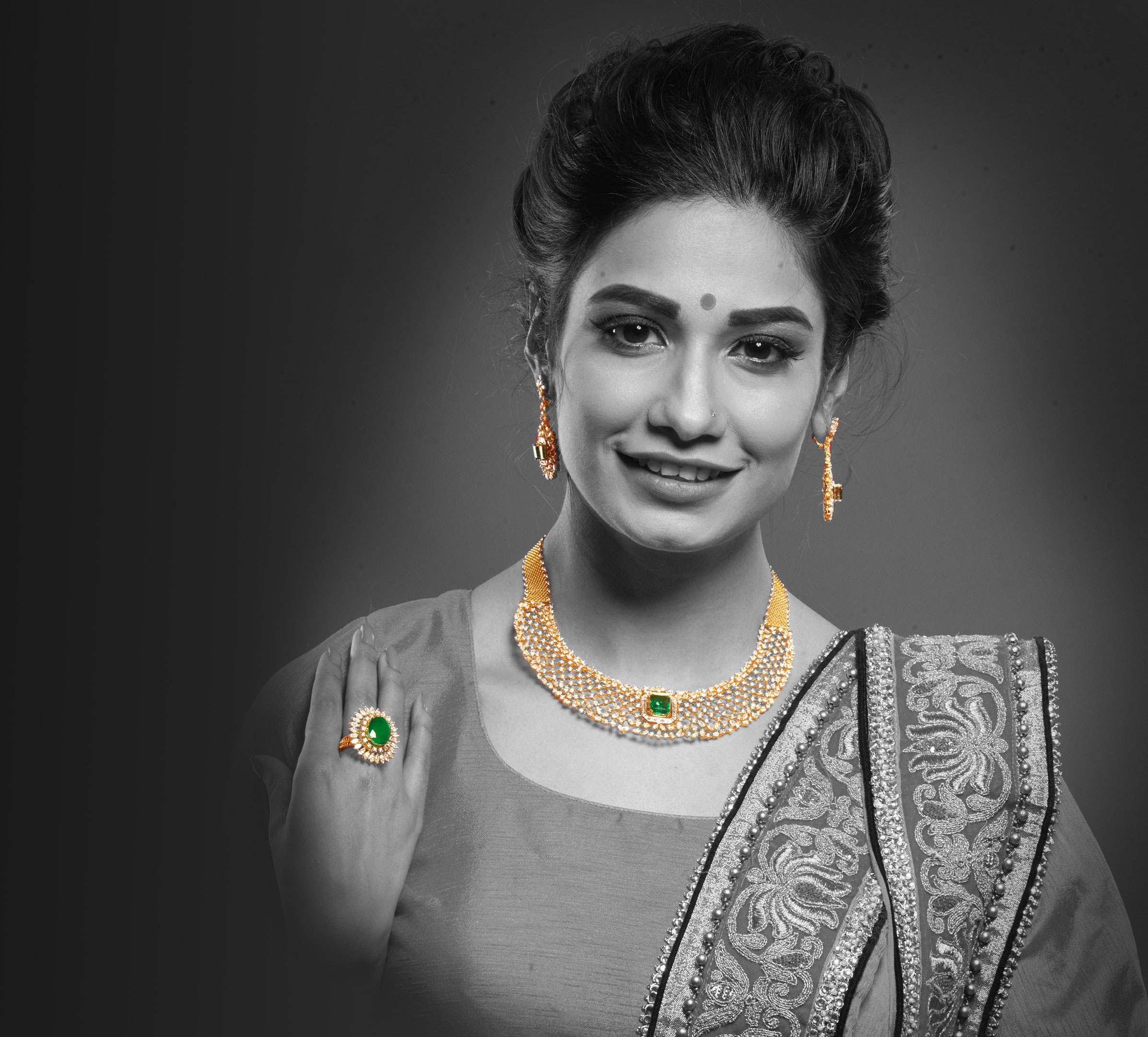 Ethnic look of this Colombian emerald studded diamond neckpiece and earring is what a women
aspire for